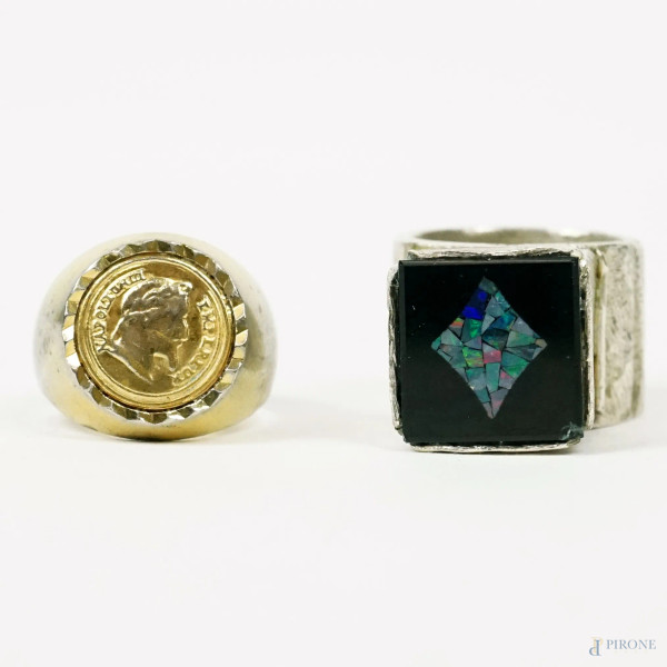 Due anelli in argento con finta moneta e tessera incastonate, (piccoli difetti)