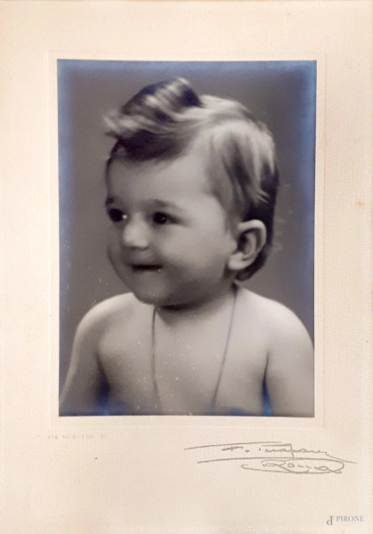 Foto alla gelatina ai sali d’argento degli anni &#39;20 raffigurante ritratto di bimbo con girocollo, cm 30x24, firma dello studio fotografico