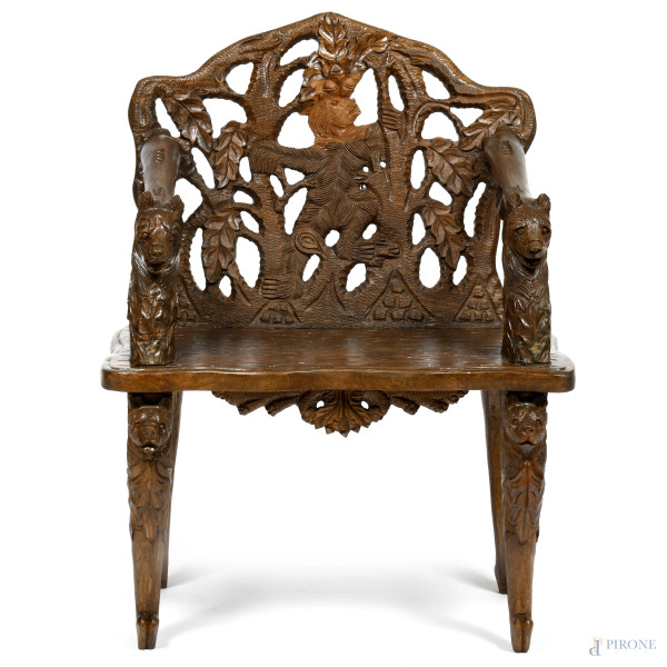 Poltrona foresta nera in legno intagliato, XX secolo, cm 98x74x48, (lievi segni di usura)