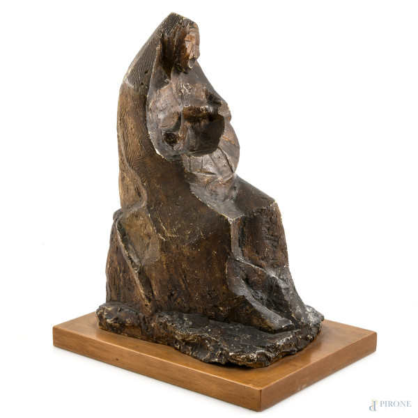 Maternità, XX secolo, scultura in gesso patinato su base in legno, cm 39x31x22, (segni di usura, scalfiture, difetti)