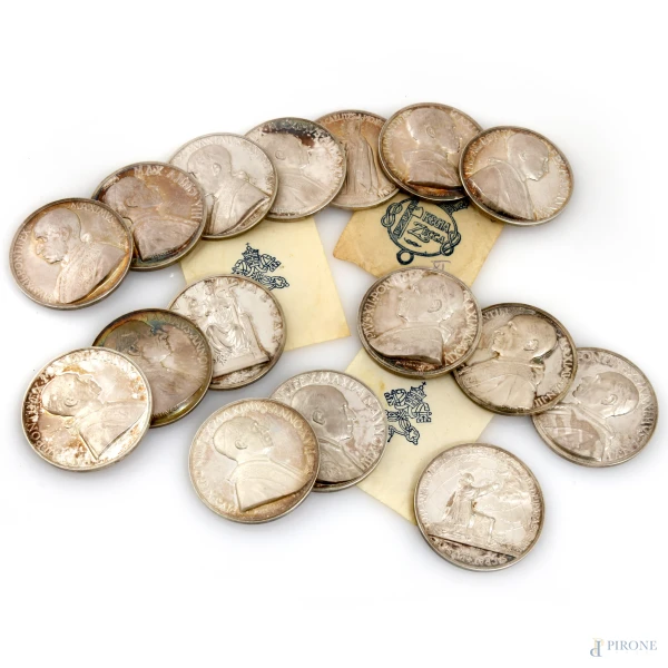 Lotto di 17 medaglie in argento  annuali e straordinarie di papa Pio XII, anni II, III, IV, V, VI, VIII, IX, X, XI,  XIII, XIV, XV, XVI, XVII, XVIII, XIX, XX, diametro cm 4,5, peso totale gr. 620, (difetti)