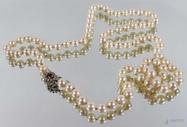 Collana di perle con chiusura in oro basso, zirconi e radice di rubino, lunghezza cm. 82