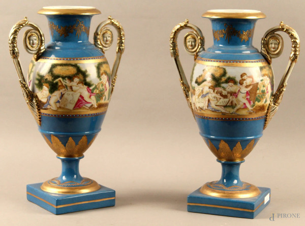 Coppia vasi biansati in porcellana blu con fascia centrale a decoro  raffigurante allegoria delle arti h. 38,5 cm, marcati.