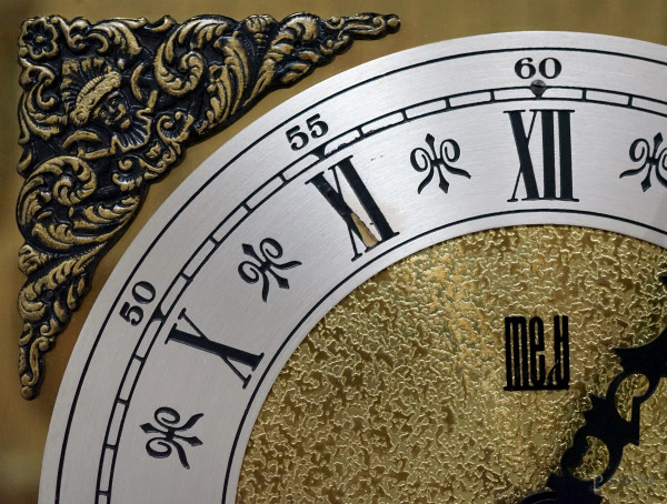 Orologio da tavolo "Tempus Fugit", XX secolo, con cassa in legno e sportellino, cm 40x27x16, (da ...