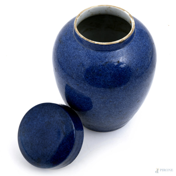 Vaso con coperchio in porcellana cobalto, XX secolo, altezza cm 20, (consunzioni, lievi difetti)