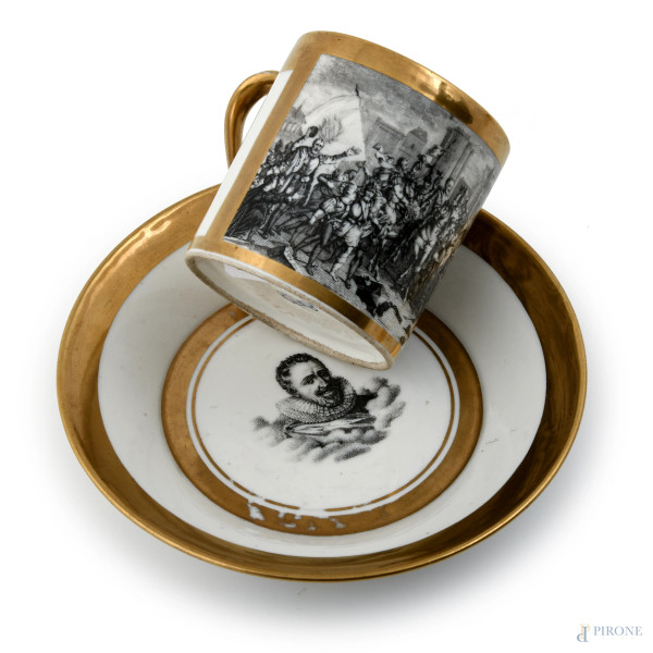 Tazzina e piattino da caffè in porcellana Sevres a fondo bianco con profili oro e scena di battaglia, altezza cm 6,5, (sbeccature, difetti)