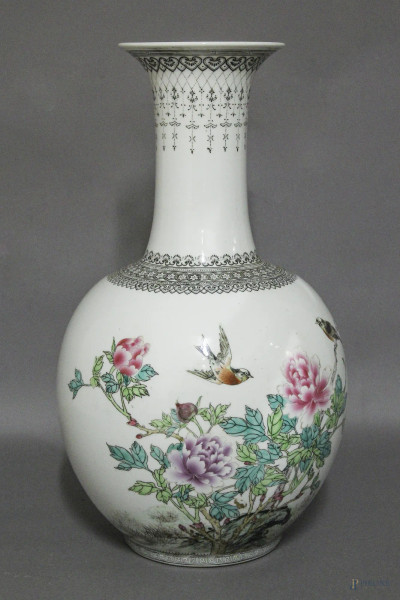 Vaso in porcellana bianca a decoro di fiori, H 44 cm.