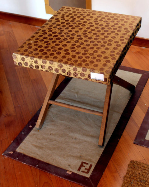 Sgabello in legno con seduta in stoffa Fendi, altezza 49x55x46 cm.