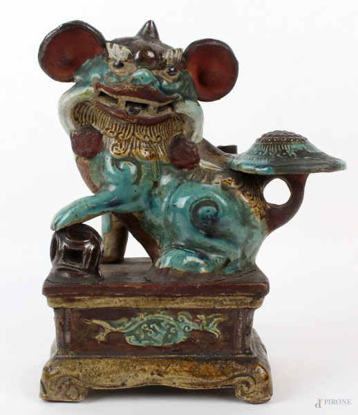 Cane di Phoo in maiolica smaltata, cm h27x21x12, arte orientale, XX secolo