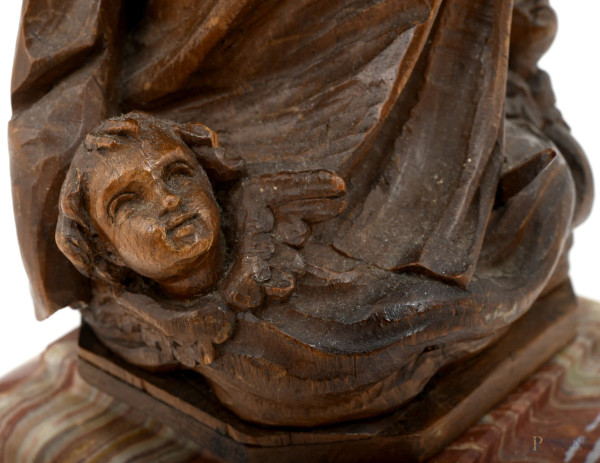 Scultura in legno raffigurante la Vergine sorretta da una coppia di putti. Base in marmo poggiant...