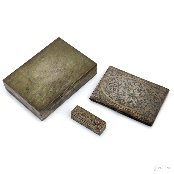 Lotto composto da una scatola in legno rivestita in argento, un portasigarette e un portarossetto in argento 800/000, misure massime cm 3x13,5x9, peso lordo complessivo gr 310, (segni di usura)
