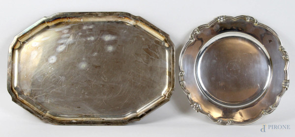 Lotto di due vassoi in metallo argentato di forme diverse, misure max cm. 40,5x27,5