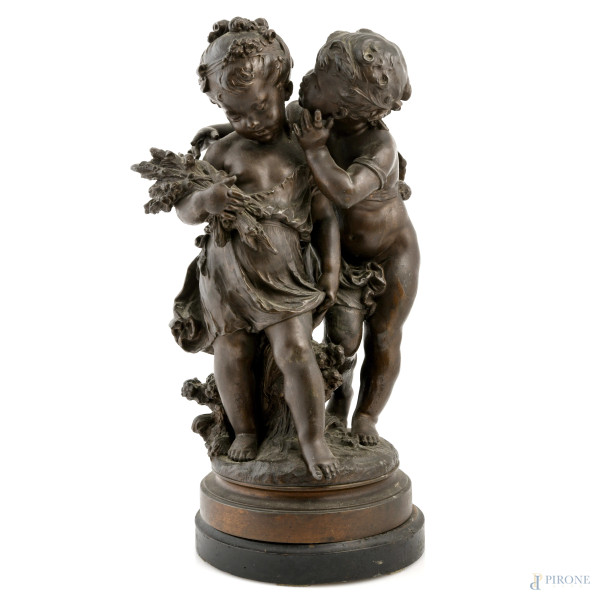 Coppia di fanciulli, scultura in bronzo su base in legno , XX secolo, altezza cm  52, firmato alla base, (rotture, restauri, difetti)