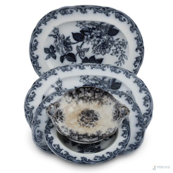 Lotto composto da tre vassoi, un piatto in ceramica Wedgwood e un vassoietto a doppia presa in ceramica inglese, misure massime cm 39x48 , (graffi, piccole scalfiture, segni del tempo)
