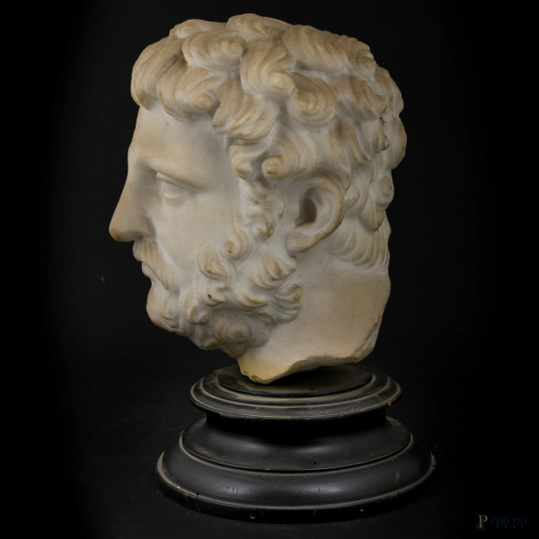 Riproduzione in marmo zuccherino di busto di imperatore romano, XX secolo. Base in legno, (difett...