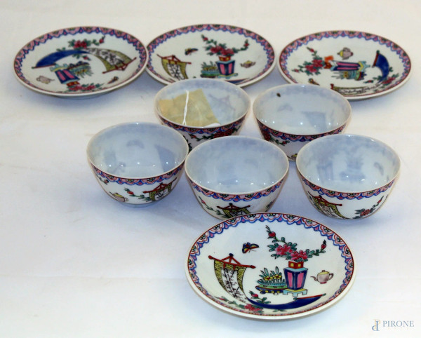 Lotto di cinque tazzine e quattro piattini in porcellana a decori orientali di vasi con fiori, h. 6 cm