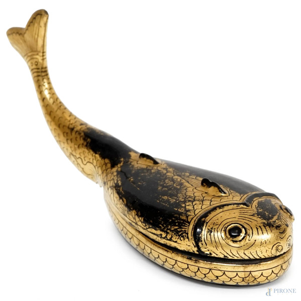 Scatola a forma di pesce in legno laccato e dorato, manifattura orientale, XX secolo, cm 10x22x6,5