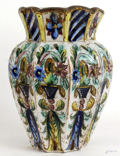 Vaso in ceramica policroma, decori floreali, altezza cm 21, (difetti)