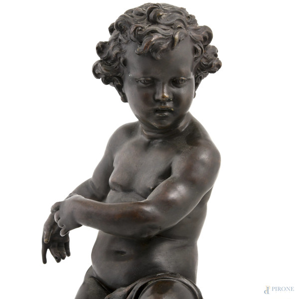 Coppia di sculture in bronzo con base in porfido raffiguranti putti, XX secolo, altezza massima c...