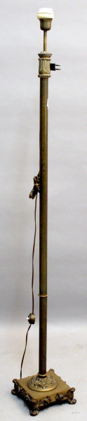 Lampada da terra in bronzo, completa di paralume, H 178 cm.