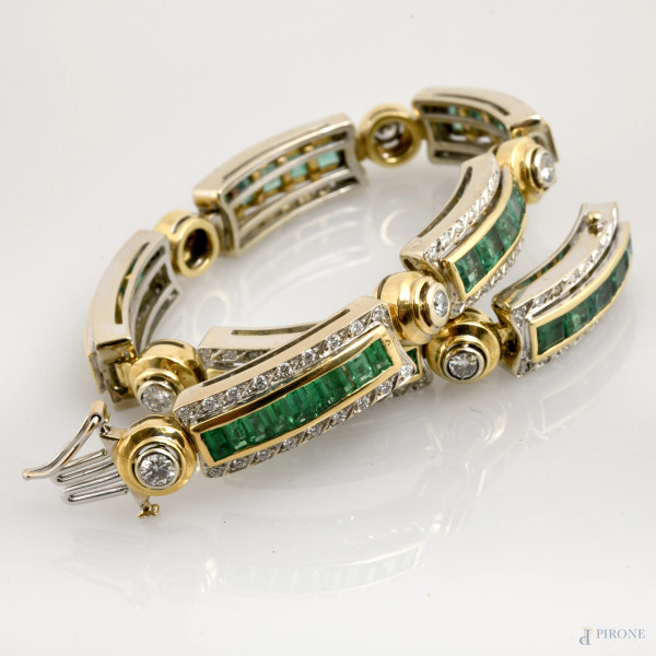 Bracciale in oro bianco 750 con brillanti e smeraldi, peso gr 44,84, lunghezza cm 22, accompagnat...