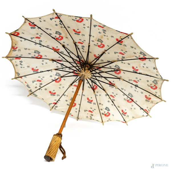 Ombrellino parasole con calotta in tessuto decorato a motivi floreali, primi XX secolo, lunghezza...