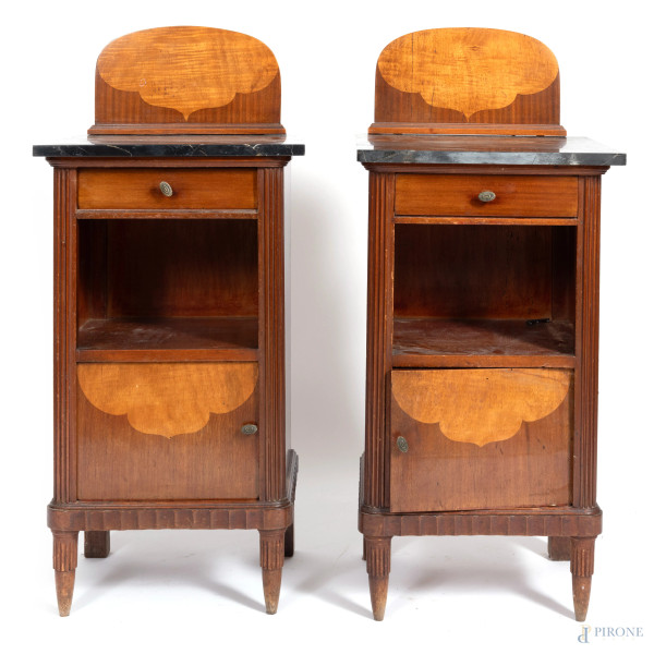 Coppia di comodini stile Déco impiallacciati in legno di varie essenze con piano in marmo, XX secolo, cm 100x42,5x36, (segni di usura, scalfiture, rotture, difetti)