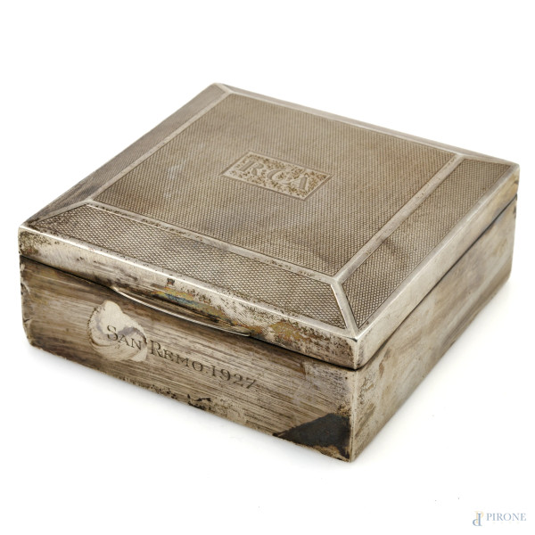 Scatola in legno rivestito in argento, XX secolo, cm 4,5x9x9, (Segni di usura)
