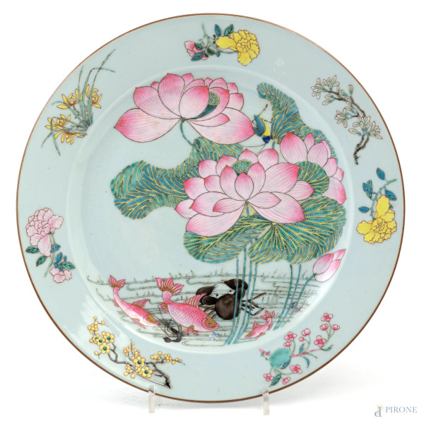 Piatto in porcellana Famiglia rosa, XVIII secolo, diametro cm 32, (lievi segni di usura)
