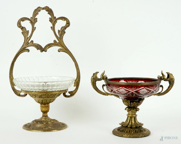 Lotto di due alzatine in vetro trasparente e rosso rubino, fusti e particolari in metallo dorato, alt. max cm 31, XX secolo, (segni del tempo).