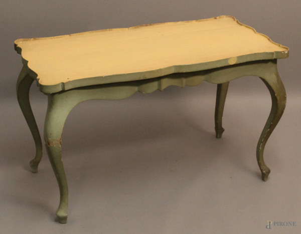 Tavolino da salotto di linea rettangolare in legno laccato, h. 53x90x45 cm.