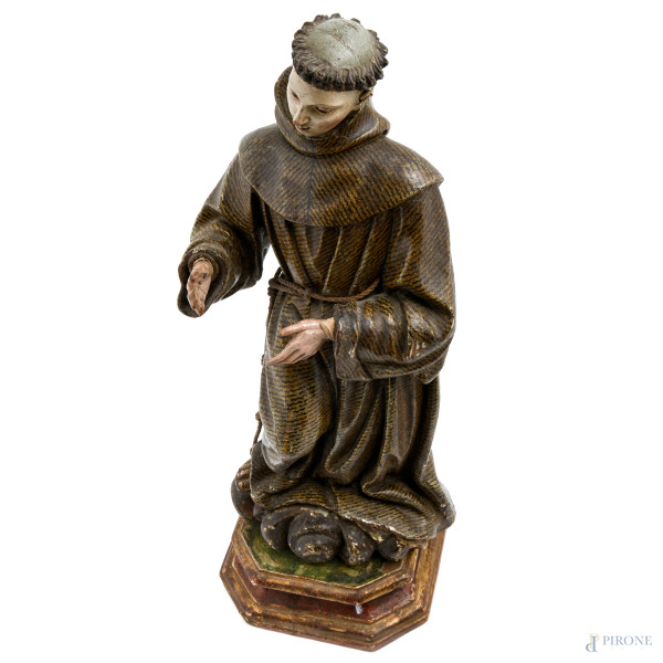 Scultura in legno policromo raffigurante frate, XX secolo, altezza cm 48, (segni di usura, scalfi...