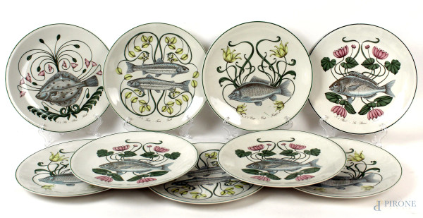 Nove piatti in porcellana Villeroy & Boch, decori policromi raffiguranti pesci e fiori, diam. cm 26, (lievissime sbeccature)