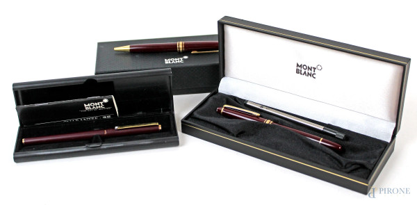 Montblanc, lotto di tre penne in resina rossa burgundy con finiture dorate, lunghezza cm 14, entro custodie originali.