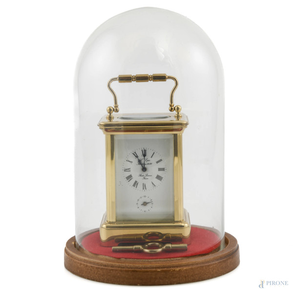 Cappuccina da viaggio in ottone con quadrante a numeri romani, entro campana in vetro, XX secolo, altezza cappuccina cm 8, altezza con campana cm 16,5, (segni di usura, da revisionare)