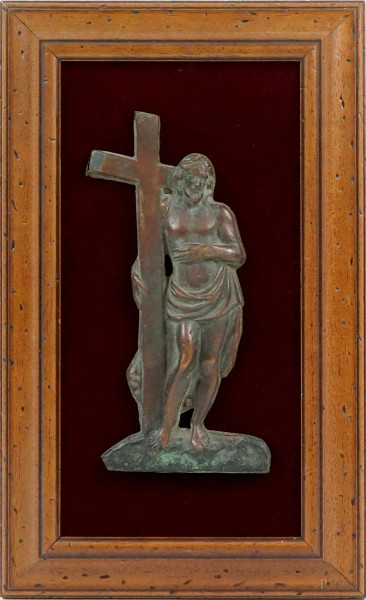 Cristo portacroce, bassorilievo in rame sbalzato su legno, cm 23x10,5, XX secolo, (segni del tempo).