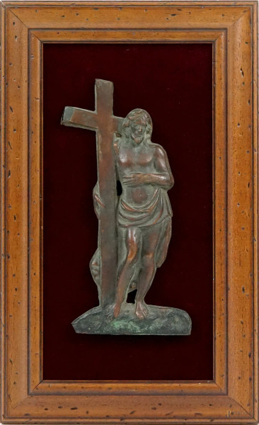 Cristo portacroce, bassorilievo rame sbalzato su legno, cm 23x10,5, XX secolo, (segni del tempo).