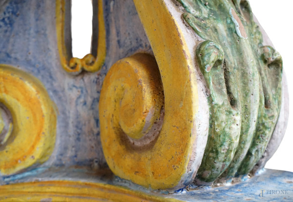 Tavolo tondo in maiolica policroma, manifattura italiana del XX secolo, cm h 72, diametro cm 117,...