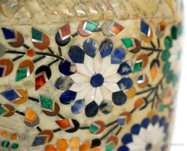 Elefante in pietra con inclusioni policrome a motivi geometrico-floreali, XX secolo, cm 16x18x10,...