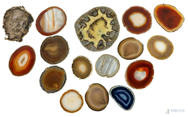 Lotto d composto da un geode minerale e varie fette d'agata multicolore, misure max cm 8x16