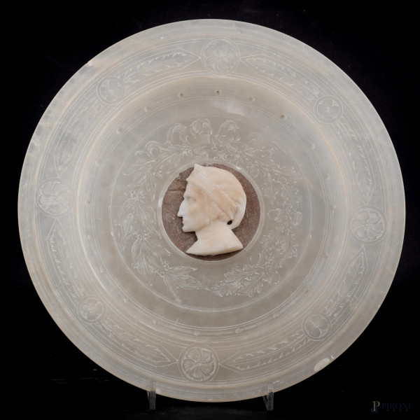 Piatto in pietra saponaria con ritratto marmoreo di Dante Alighieri al cavetto, XX secolo, diametro cm 35, (segni di usura, scalfiture, difetti)