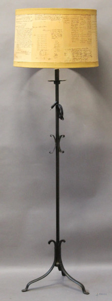 Lampada da terra in ferro battuto, completo di paralume, h. 140 cm.