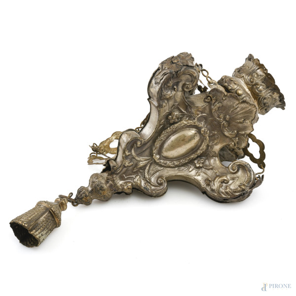 Turibolo incensiere in lamina di metallo argentato, XX secolo, altezza cm 72 , (segni di usura, rotture, difetti, mancanze)