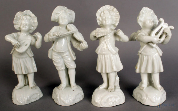 Lotto di quattro statuine in porcellana Capodimonte raffigurante putti musicanti, inizi XX sec. H.11,5 cm (difetti))