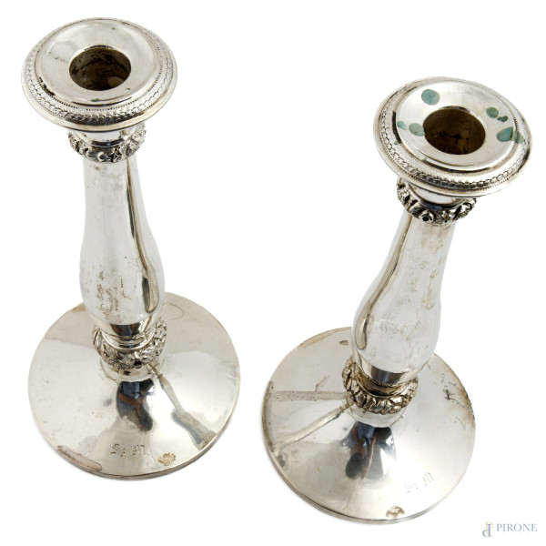 Coppia di candelieri in argento, con iniziali S M alla base, bolli austroungarici "1846", altezza...
