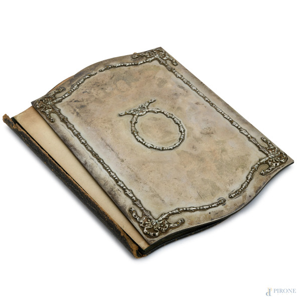 Portalettere con struttura in cartone e lastra di argento finemente cesellata a rilievo con motivi a lastra, cm 29x20, (difetti)