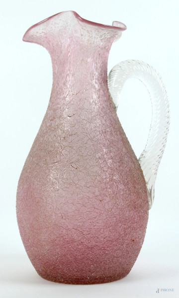 Brocca in vetro rosa a effetto ghiaccio, bordo smerlato, ansa in vetro trasparente a rigadin ritorto, altezza cm 28, XX secolo, (difetti)