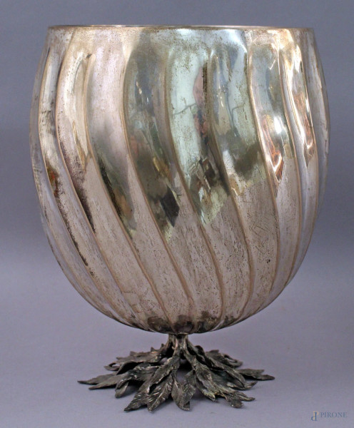 Vaso in argento con base a forma di foglie, interno a vermeille, altezza 25,5 cm, gr. 1000.