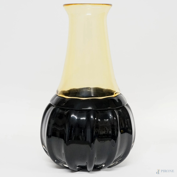 Vaso bicolore in vetro di Murano, XX secolo, corpo baccellato e piriforme con collo allungato, cm h 37