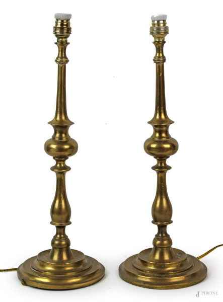 Coppia di lampade da tavolo in metallo dorato, fusto a balaustro tornito, cm h 39, XX secolo.